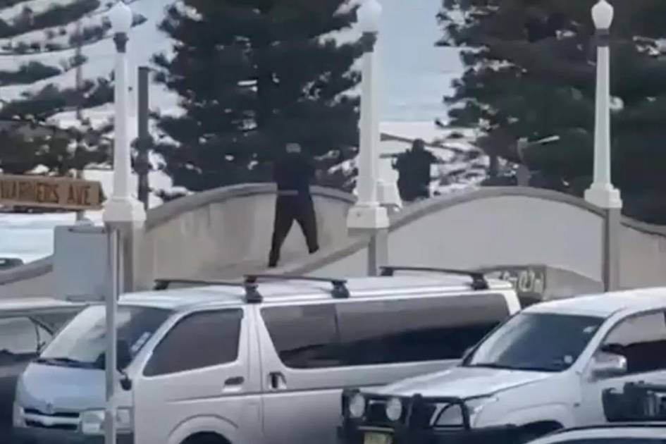 Avstraliyadagi plyajda noma’lum shaxslar odamlarga oʻt ochdi (video)